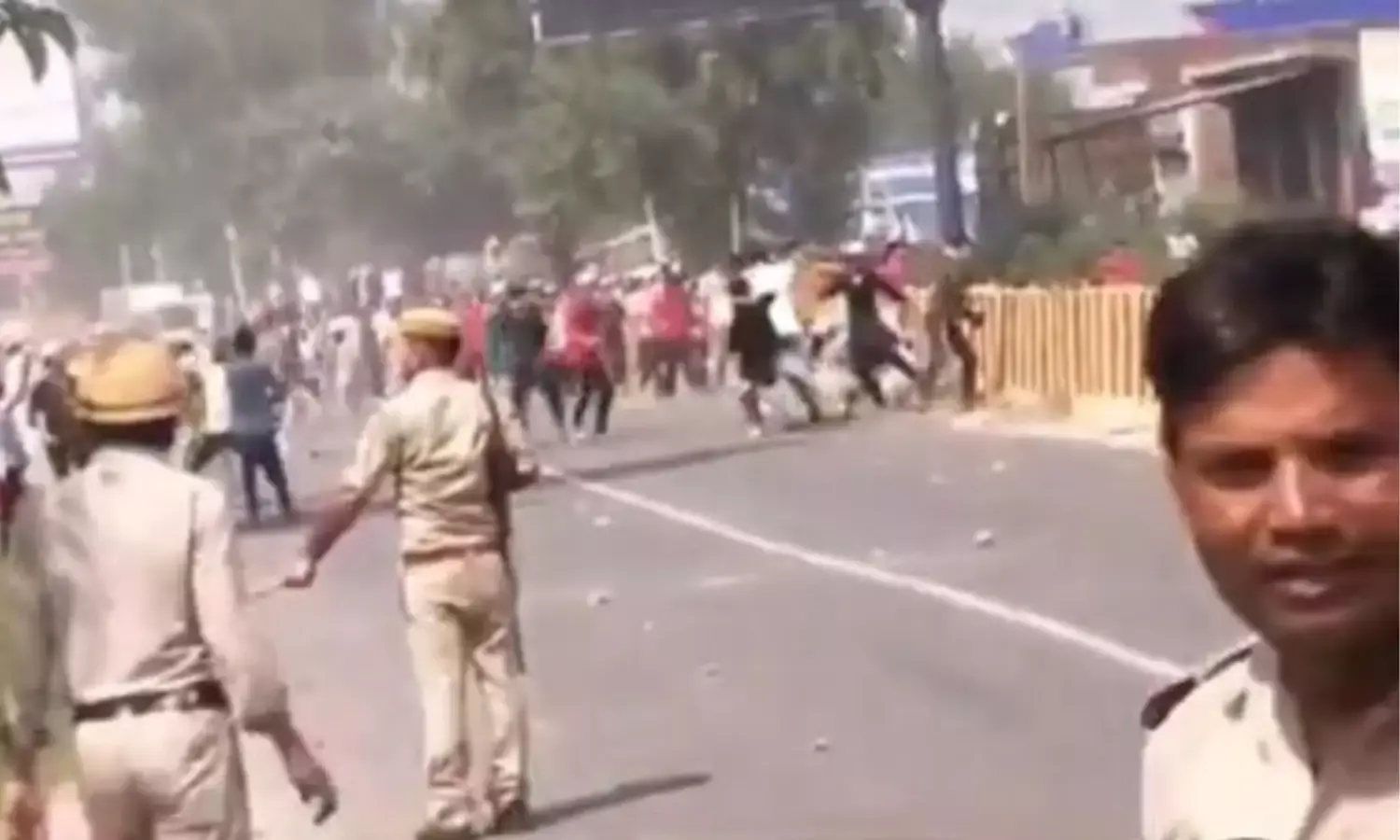 सहारनपुर में यति नरसिंहानंद के बयान के बाद बावाल, पुलिस पर पथराव, हजारों लोग सड़कों पर उतरे