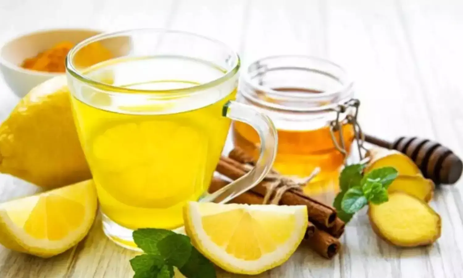 शहद-नींबू वाला गर्म पानी पीने से इन चार लोगों को करना चाहिए परहेज, जानें वजह शहद-नींबू वाला गर्म पानी पीने से इन चार लोगों को करना चाहिए परहेज, जानें वजह