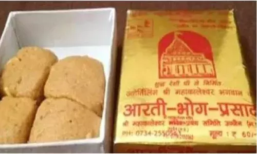 महाकाल मंदिर में प्रसाद के पैकेट से हटेगी शिखर और ओम की फोटो, इस वजह से लिया फैसला