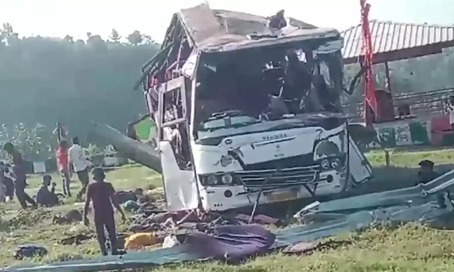 ड्राईवर की लापरवाही से गुजरात के बनासकांठा में पलटी श्रद्धालुओं से भरी बस, 4 की मौत, कई घायल…