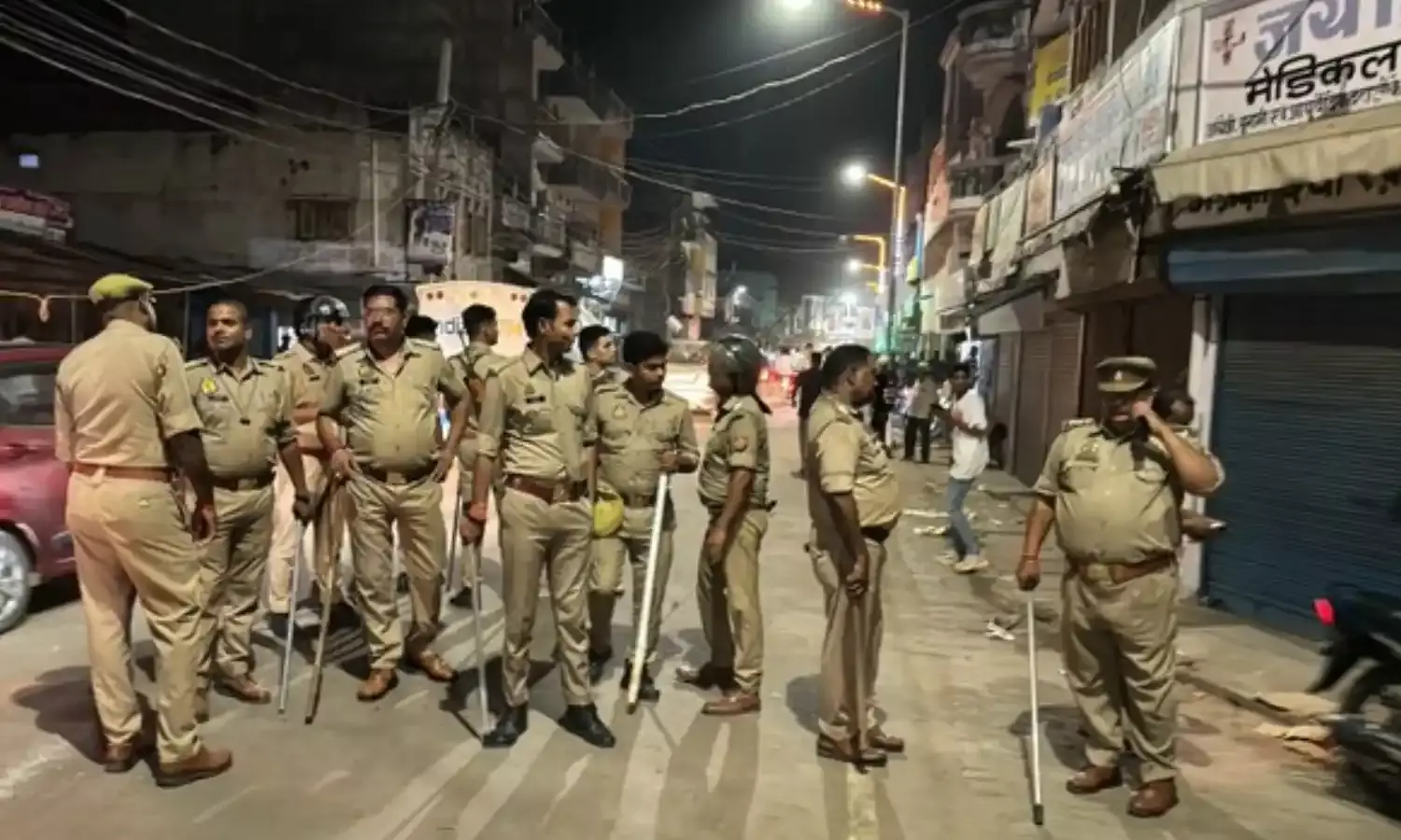 बहराइच में बवाल, पैगम्बर पर अपमानजनक टिप्पणी के खिलाफ मुस्लिम समुदाय के सैकड़ों लोग सड़क पर