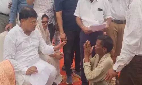 शिवपुरी में रस्सी लेकर पहुंचा ग्रामीण, मंत्री प्रद्युम्न सिंह तोमर से कहा समाधान नहीं मिला तो लगा लूंगा फांसी