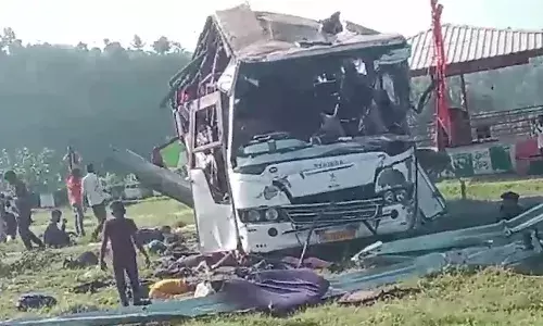 ड्राईवर की लापरवाही से गुजरात के बनासकांठा में पलटी श्रद्धालुओं से भरी बस, 4 की मौत, कई घायल…