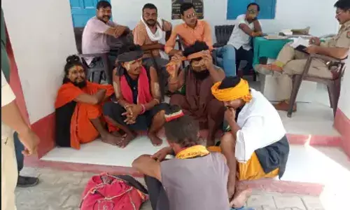 भिक्षा मांग रहे हरदोई जिले के आधा दर्जन साधु भेषधारी संदिग्ध गिरफ्तार… भिक्षा मांग रहे हरदोई जिले के आधा दर्जन साधु भेषधारी संदिग्ध गिरफ्तार…