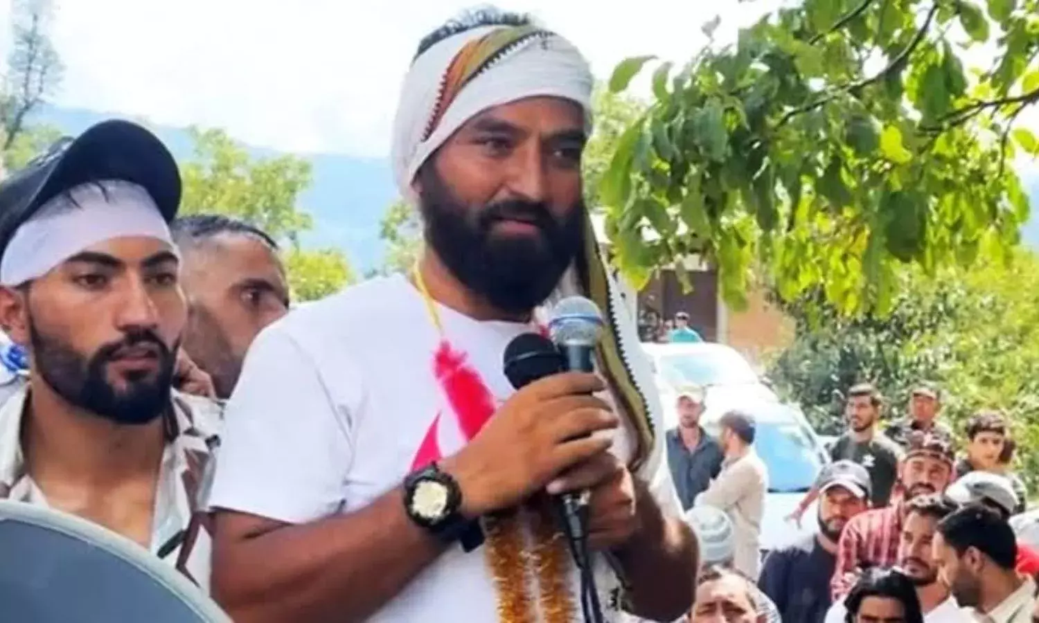 कौन हैं आप नेता मेहराज मलिक, डोडा सीट पर भाजपा के गजय सिंह राणा को दी मात, पार्टी में जश्न कौन हैं आप नेता मेहराज मलिक, डोडा सीट पर भाजपा के गजय सिंह राणा को दी मात, पार्टी में जश्न