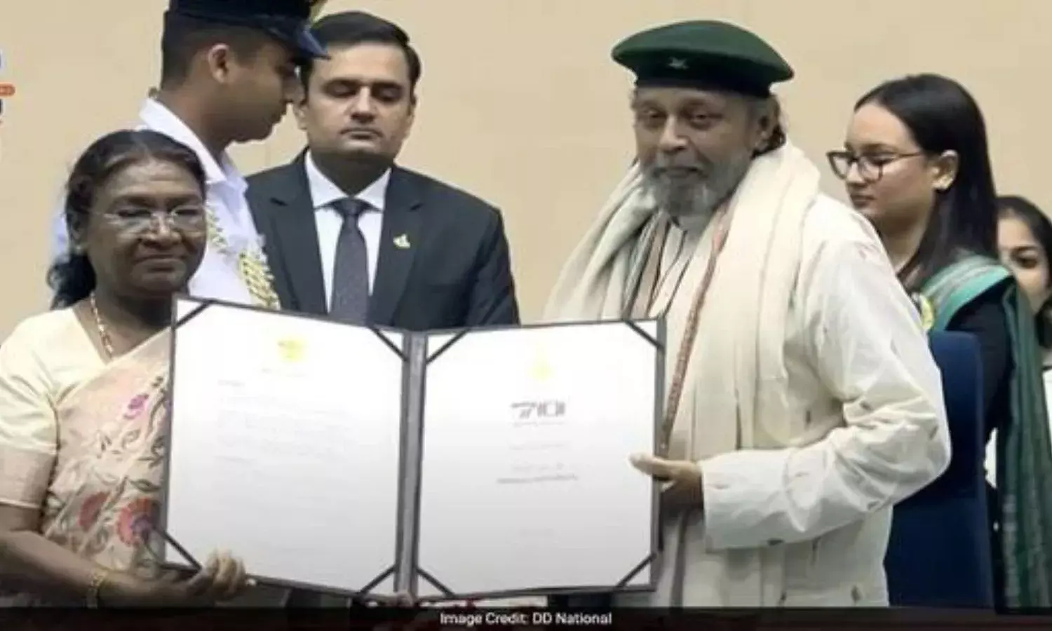 70वें राष्ट्रीय फिल्म पुरस्कार समारोह शुरू, फाल्के पुरस्कार पाकर इमोशनल हुए एक्टर मिथुन चक्रवर्ती