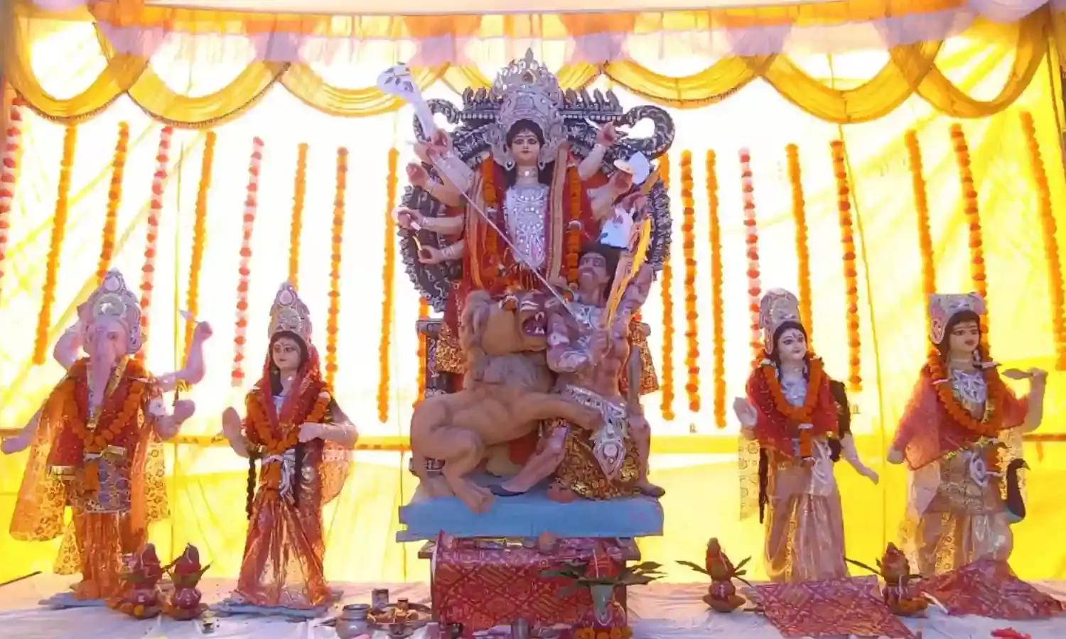 नवरात्रि के दौरान सरकारी आदेशों की उड़ रही धज्जियां, प्रतिबंध के बावजूद सज रही बकरा मंडी...