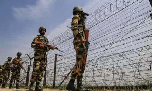 जम्मू में अंतरराष्ट्रीय सीमा पकड़ाया पाकिस्तानी घुसपैठिया, BSF जवान कर रहे पूछताछ