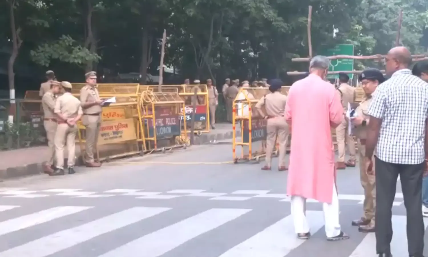 अखिलेश यादव के आवास के बाहर भारी पुलिस बल तैनात, आज JPNIC का करेंगे दौरा