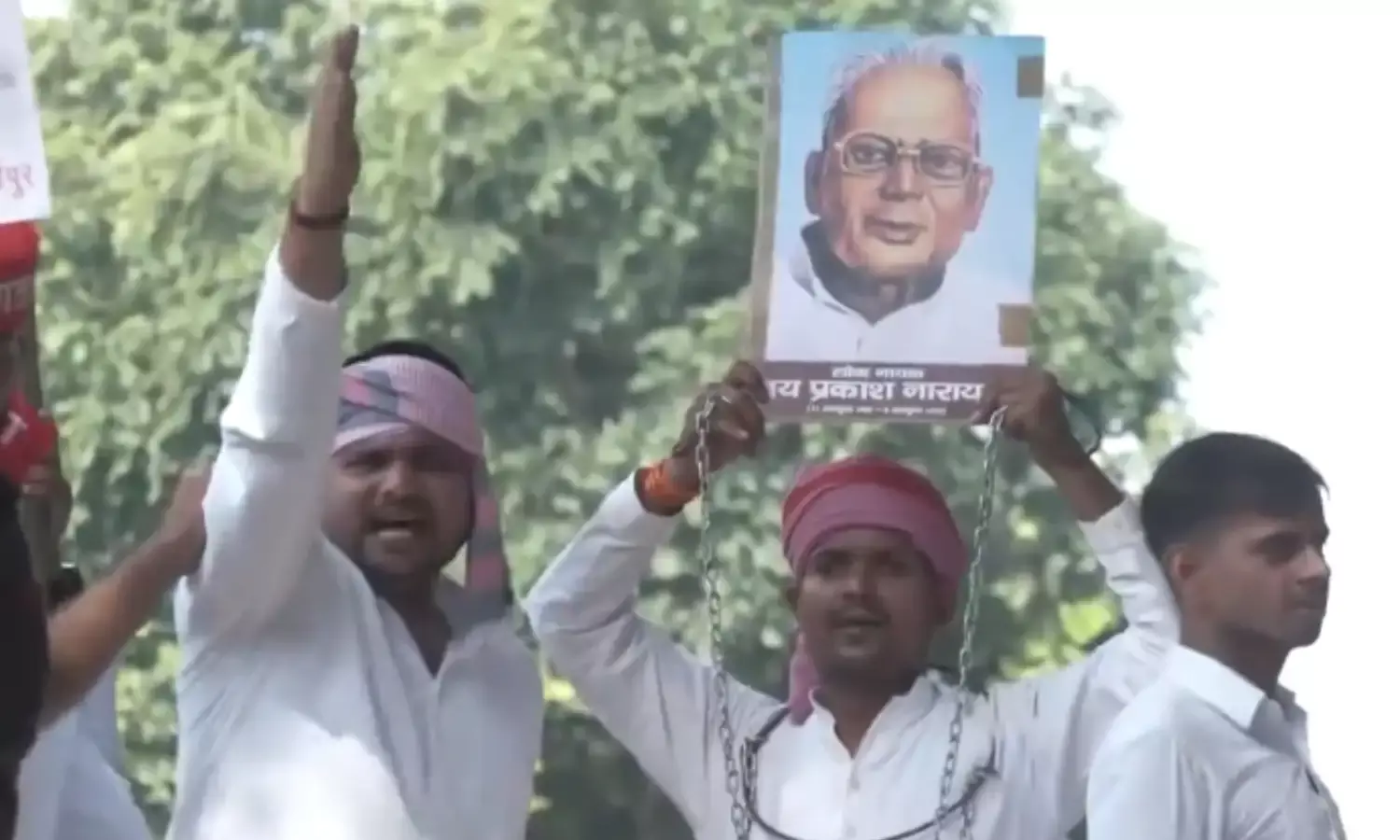 जयप्रकाश नारायण की प्रतिमा पर माल्यार्पण को लेकर विवाद, बैरिकेड पर चढ़े सपा कार्यकर्ता