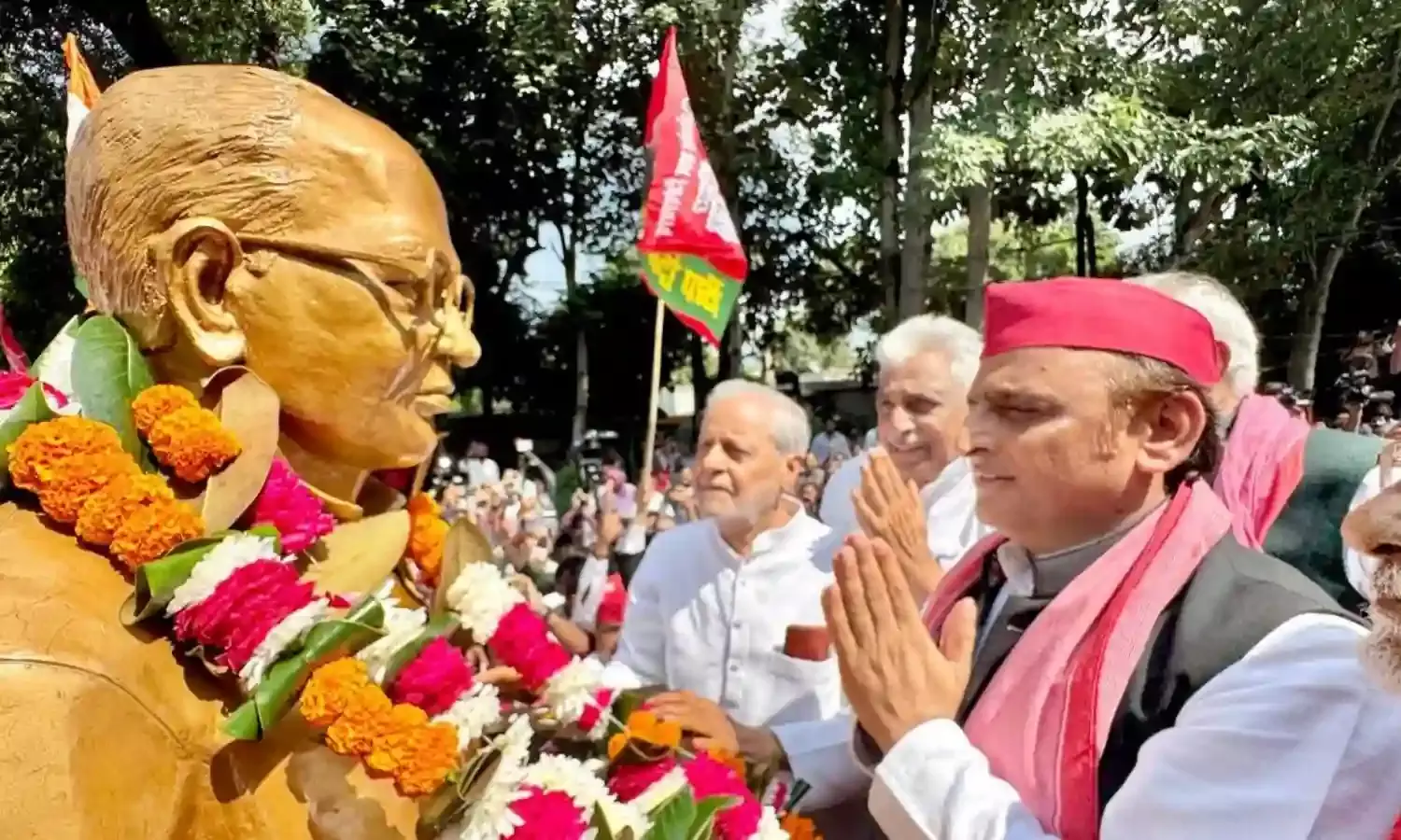 अखिलेश यादव ने बीच सड़क पर किया जय प्रकाश नारायण की प्रतिमा पर माल्यार्पण, कहा - त्यौहार न होता तो...