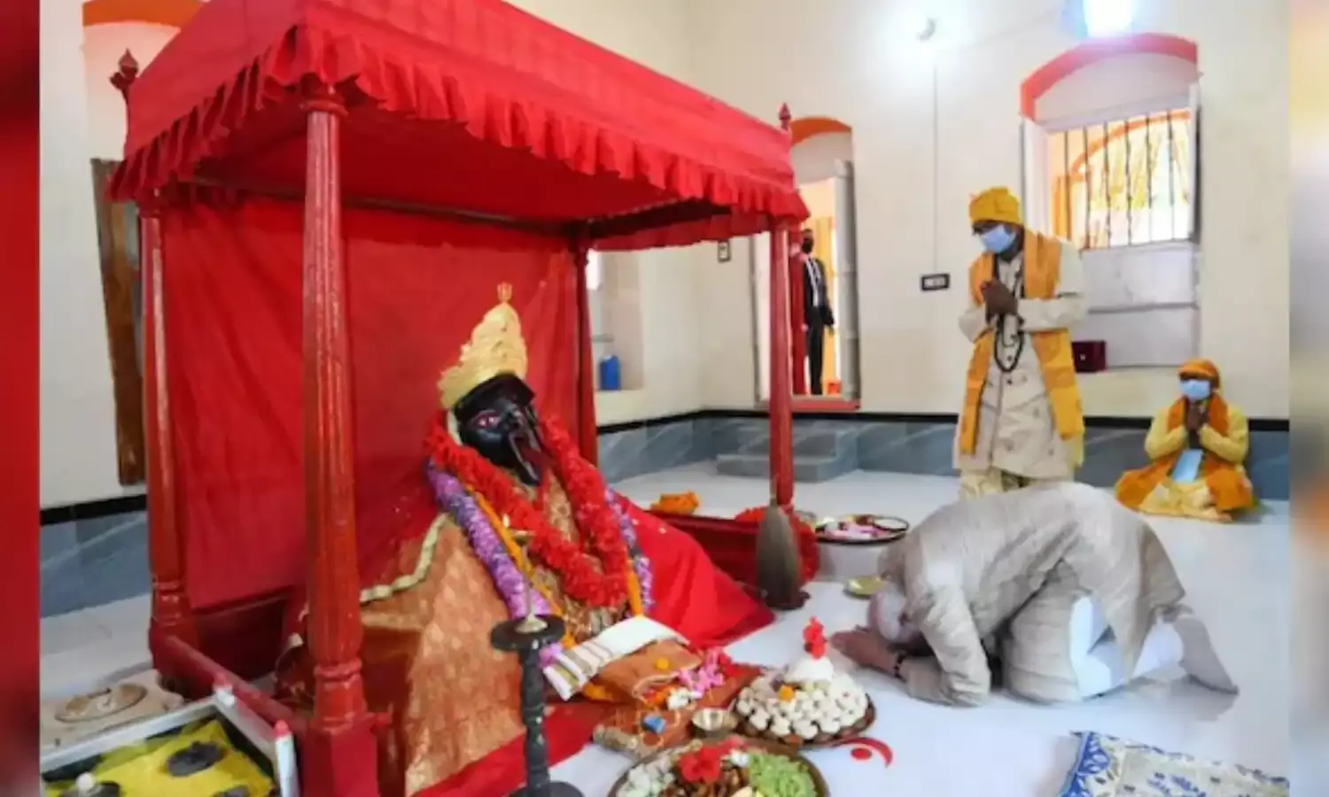 बांग्लादेश के जेशोरेश्वरी काली मंदिर से मुकुट चोरी, पीएम मोदी ने दिया था उपहार बांग्लादेश के जेशोरेश्वरी काली मंदिर से मुकुट चोरी, पीएम मोदी ने दिया था उपहार