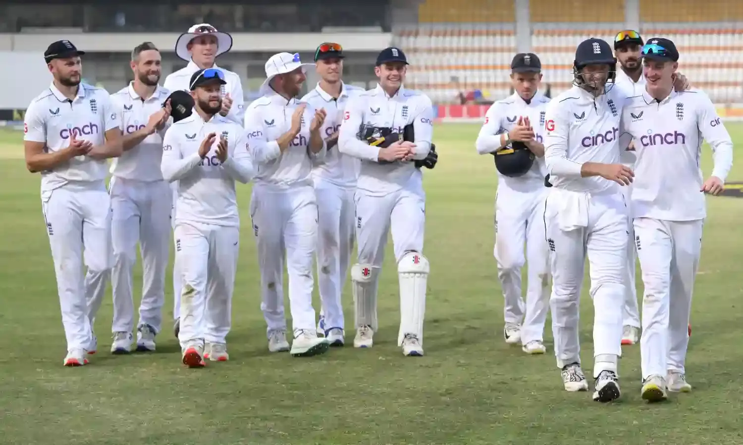 अपने ही घर में 500 रन बनाकर भी नहीं जीत पाई पाकिस्‍तानी टीम, क्रिकेट इतिहास की सबसे बड़ी हार...