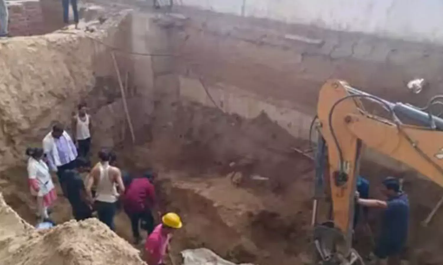 कंस्ट्रक्शन की दिवार गिरने से 7 मजदूरों की मौत, मलबे में और लोगों के दबे होने की आशंका