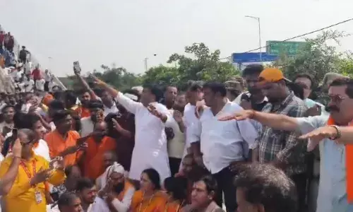 डासना देवी मंदिर में महापंचायत की इजाजत नहीं, BJP MLA नंदकिशोर गुर्जर को रोका तो नेशनल हाइवे पर किया हंगामा