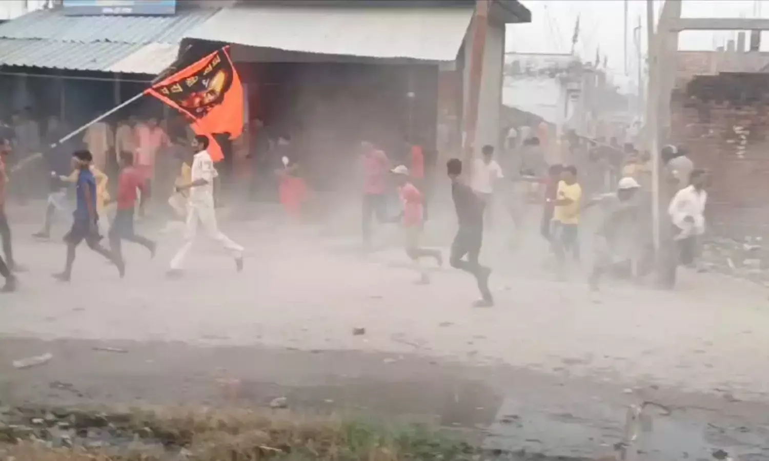 दुर्गा प्रतिमा के विसर्जन के दौरान बवाल, युवक को गोली लगी, अस्पताल में मौत