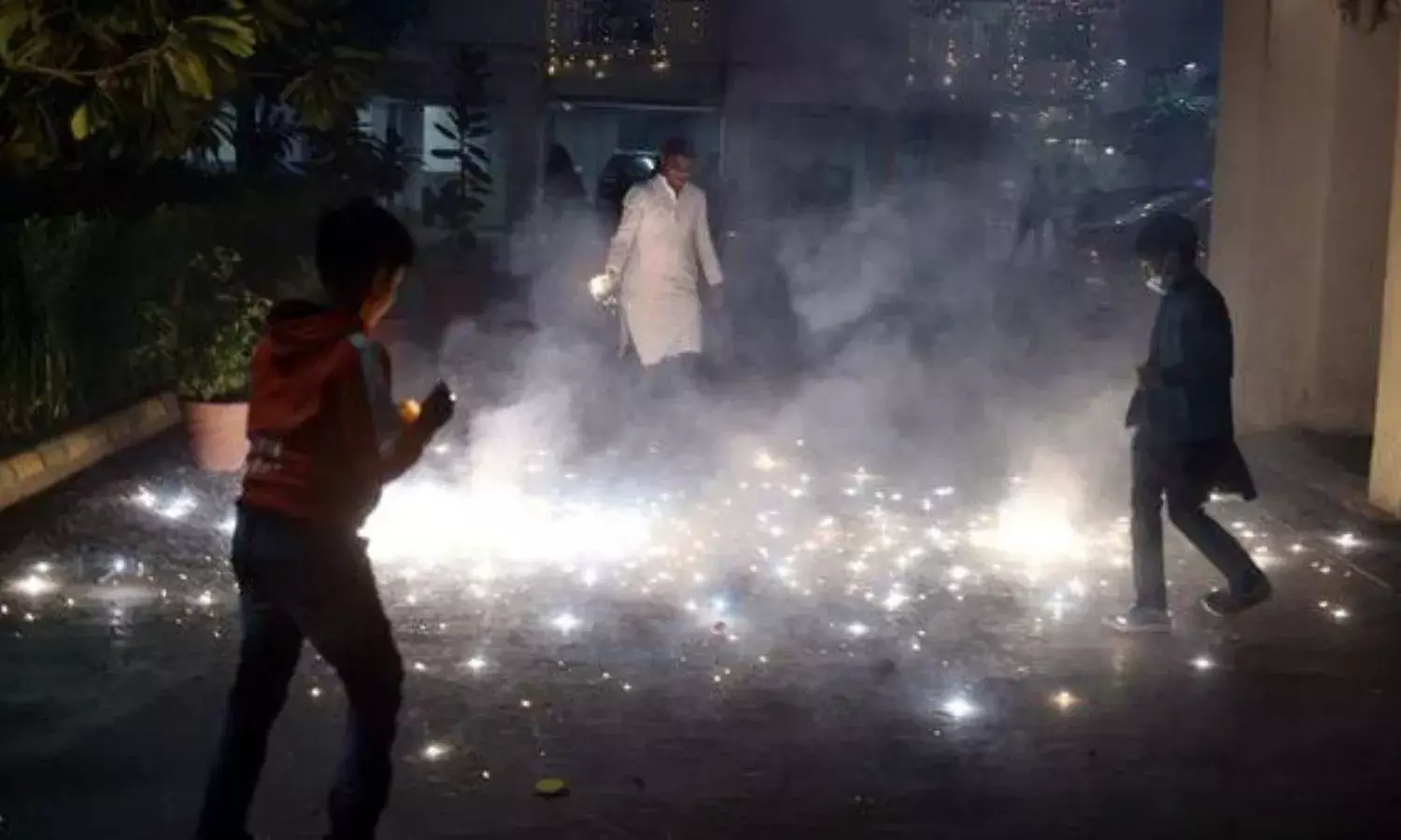 दीवाली से पहले राजधानी की हवा हुई जहरीली, अगले साल तक पटाखों पर लगा बैन
