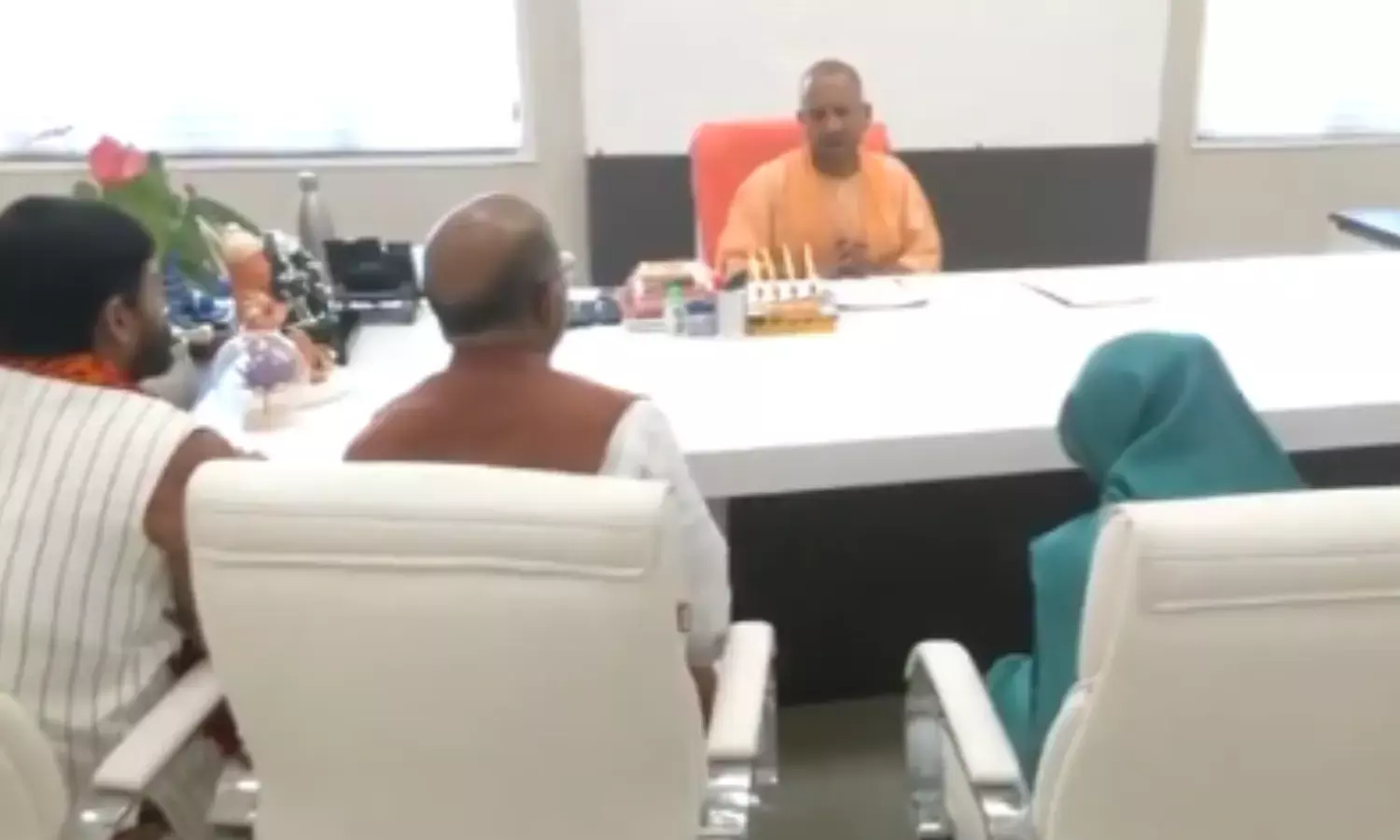 बहराइच में मारे गए युवक के परिजनों से मिले सीएम योगी, सख्त एक्शन का दिया आश्वासन