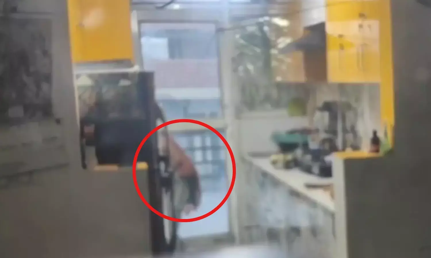 छी - छी इतना गंदा काम, पहले बर्तन में यूरिन किया फिर आटे में थूक कर बना दी रोटी