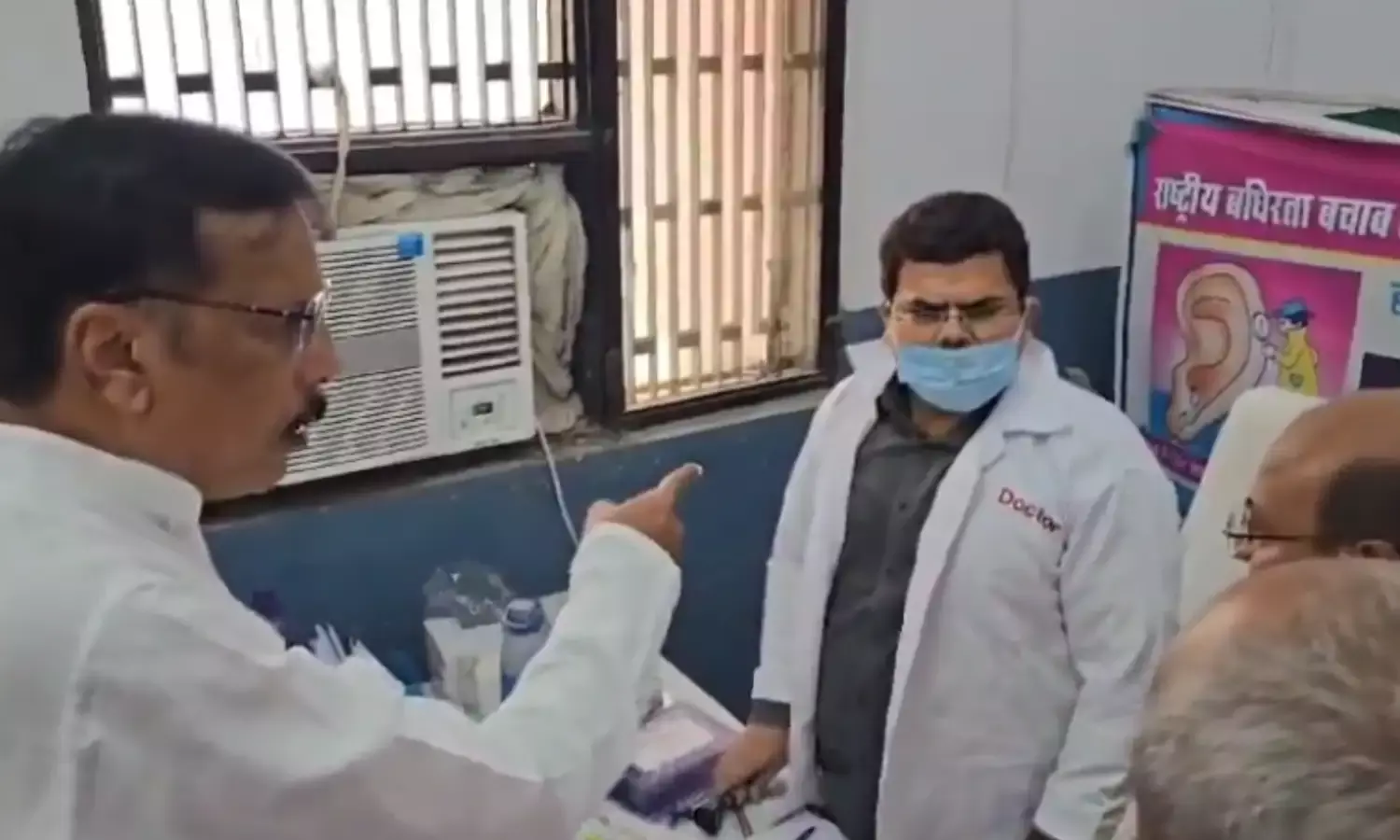 नेतागिरी अस्पताल के बाहर...घोसी से सपा सांसद राजीव राय को सरकारी हॉस्पिटल के डॉक्टर ने सुनाई खरी - खोटी नेतागिरी अस्पताल के बाहर...घोसी से सपा सांसद राजीव राय को सरकारी हॉस्पिटल के डॉक्टर ने सुनाई खरी - खोटी