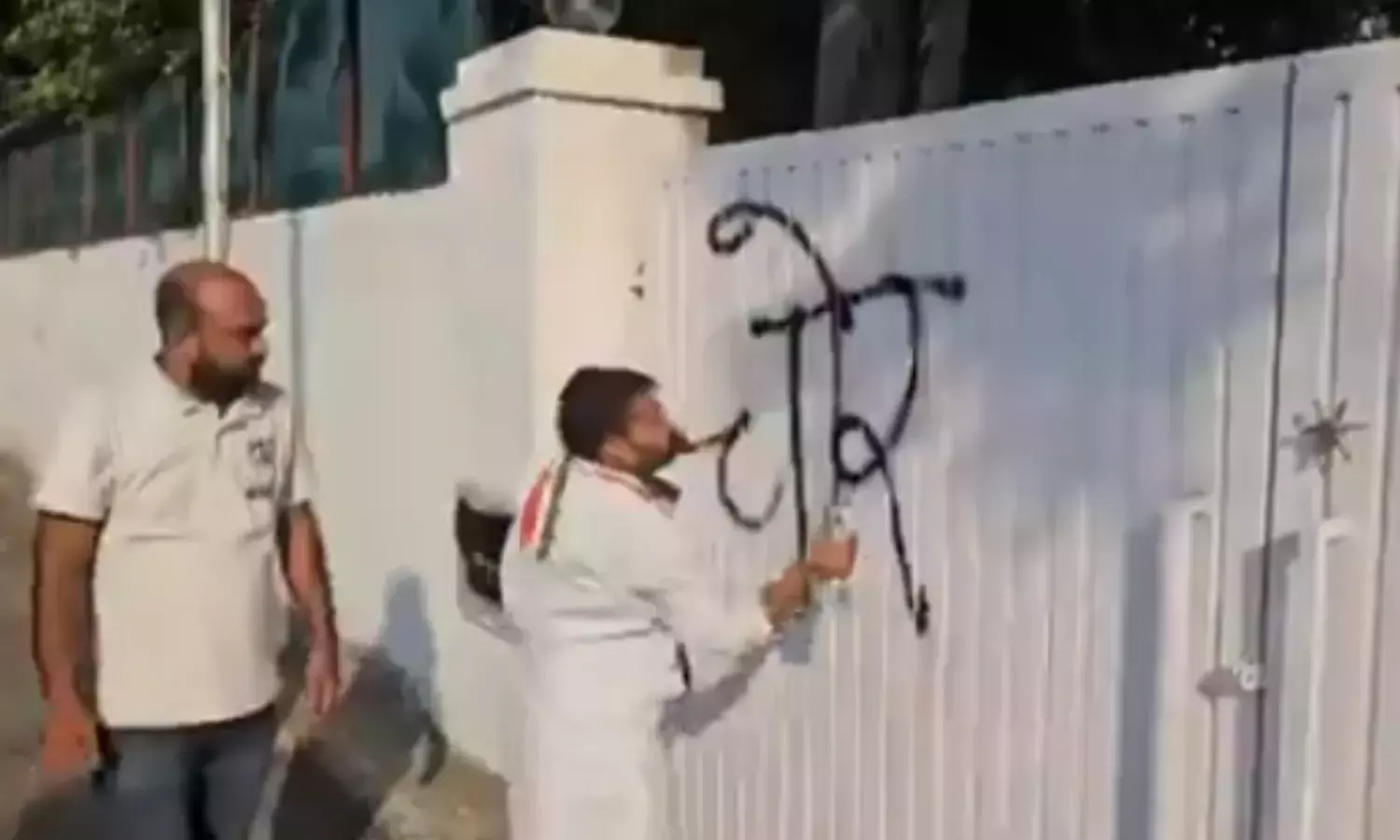 विवादित बयान देखर फंस गए मंत्री दिनेश प्रताप, कांग्रेस कार्यकर्ताओं ने घर के गेट पर पोती कालिख