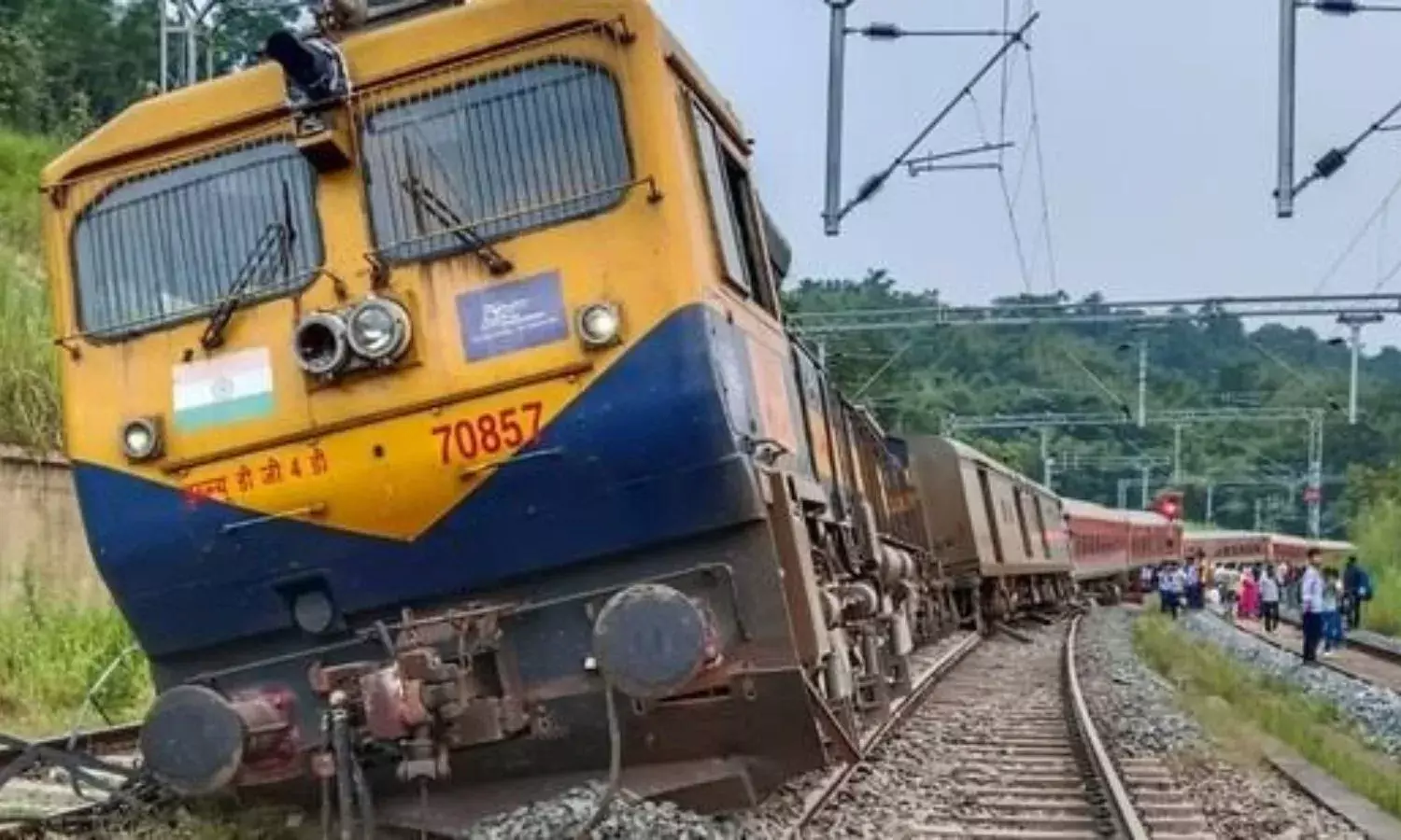 बड़ा ट्रेन हादसा, लोकमान्य तिलक एक्सप्रेस के इंजन समेत 8 डिब्बे पटरी से उतरे
