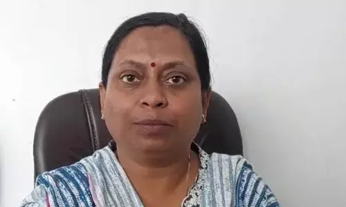 ...यह क्या किया मुन्ना बाबू आपने, दस, बीस, पचास हजार लगें, फाइल से हमारे दस्तखत वाला पन्ना हटाइए, तुरंत... उप जिलाधीश संडीला ने ऐसा कह मार ली पांव पर कुल्हाड़ी