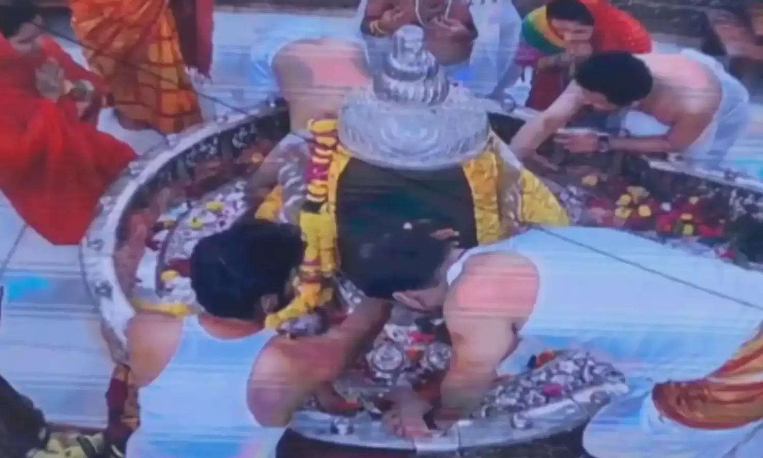 महाकाल मंदिर में VIP दर्शन को लेकर बवाल, सीएम शिंदे के बेटे श्रीकांत ने परिवार संग गर्भगृह में किया प्रवेश