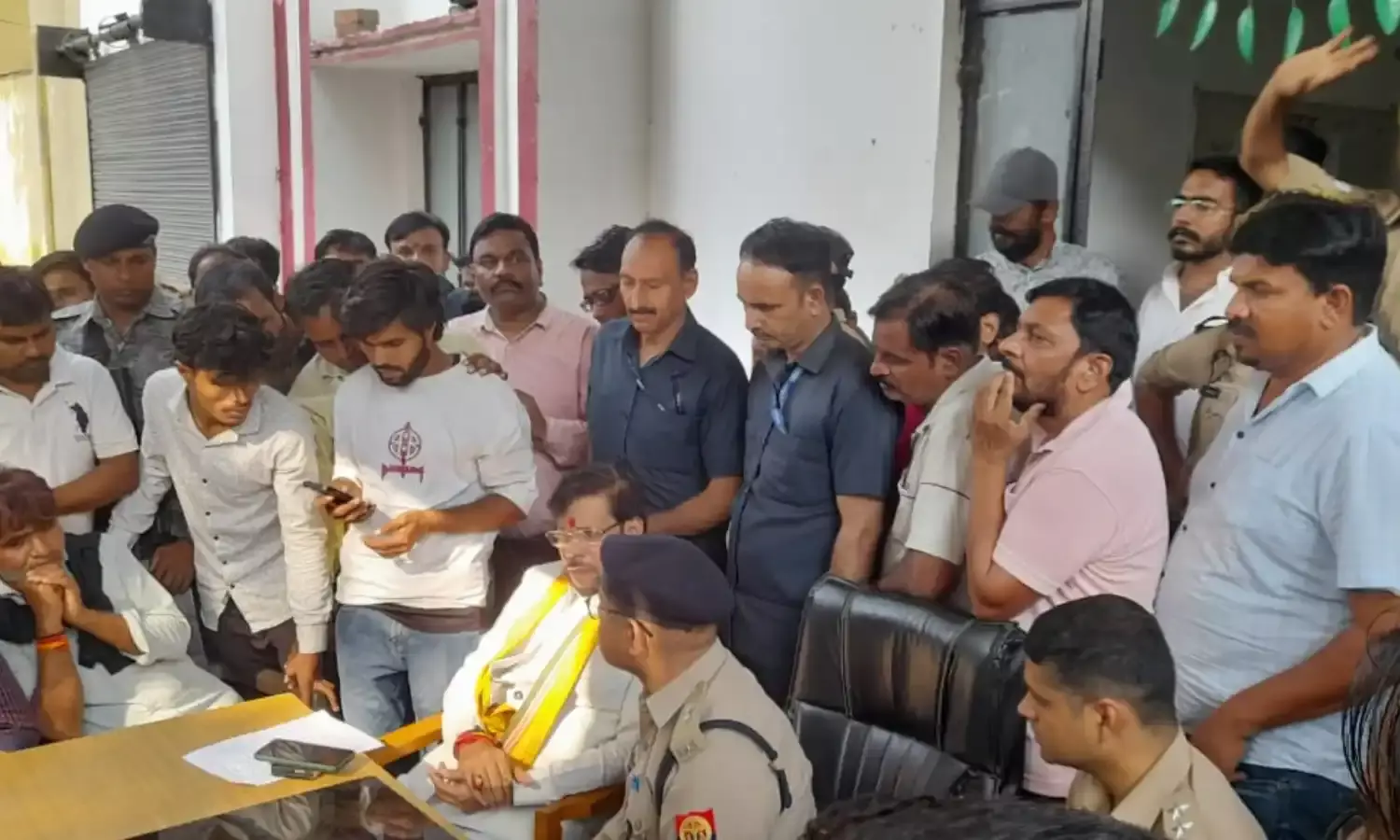 चाकुओं से गोदकर की सर्राफा व्यापारी के बेटे की हत्या, व्यापारियों ने जमकर किया प्रदर्शन…