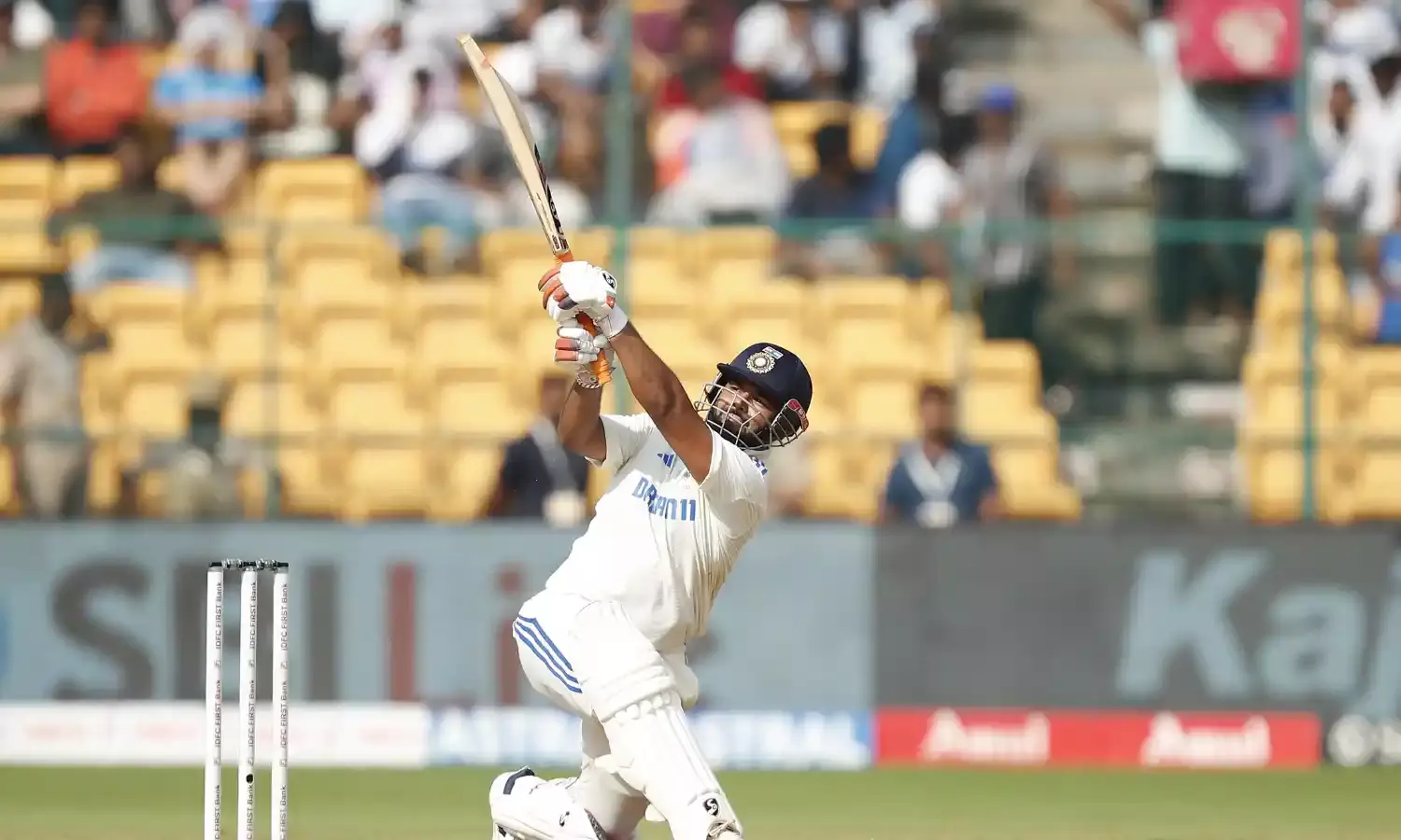 99 रन पर क्लीन बोल्ड हुए ऋषभ पंत, अगर शतक बनाते तो तोड़ देते धोनी का ये रिकॉर्ड...