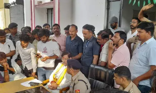 चाकुओं से गोदकर की सर्राफा व्यापारी के बेटे की हत्या, व्यापारियों ने जमकर किया प्रदर्शन…