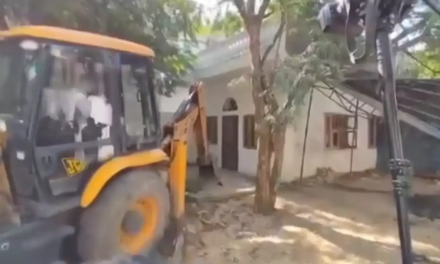 RSS के कार्यक्रम में चाकूबाजी करने वालों के घर चला बुलडोजर, शनिवार को ही मिला था नोटिस