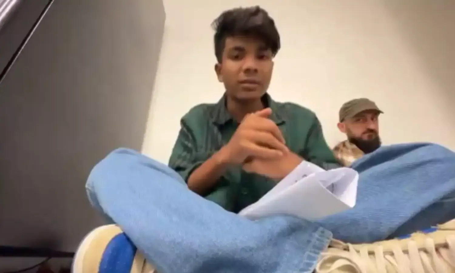 MP के झाबुआ का आदिवासी युवक मलेशिया में फंसा, कहा - जल्द से जल्द लौटना चाहता हूँ भारत