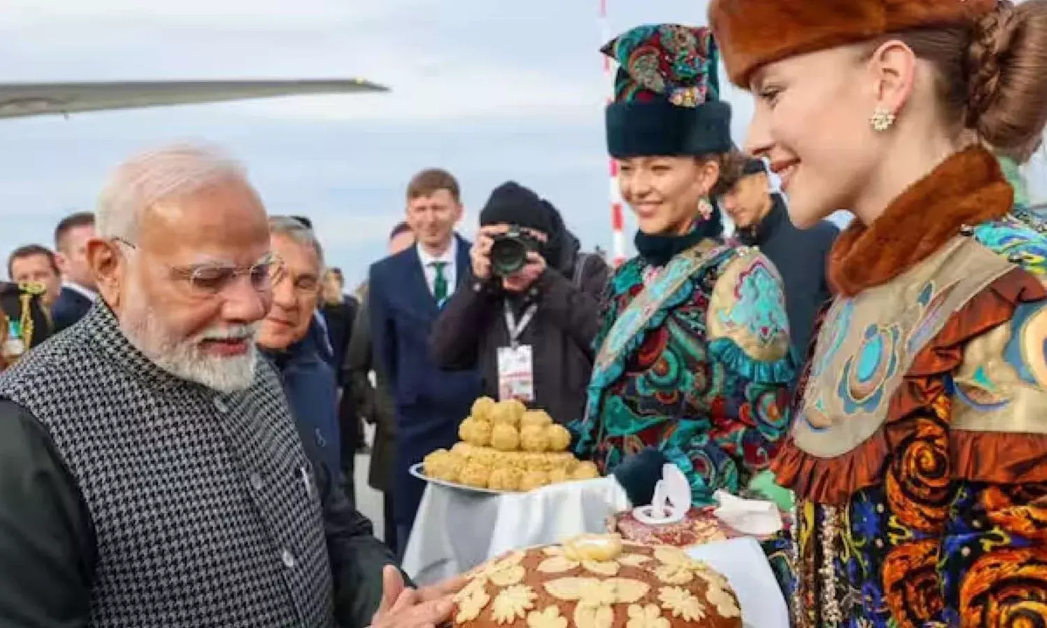 ब्रिक्स समिट में भाग लेने पहुंचे पीएम मोदी, स्वागत में रूसी महिलाओं ने पहना रशियन ड्रेस