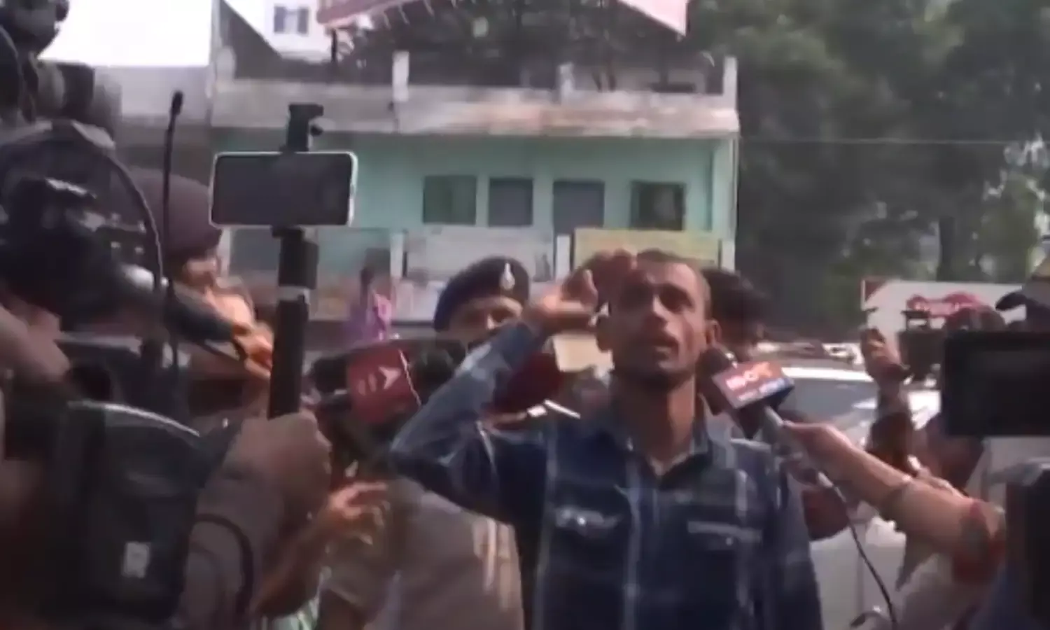 फैजल निसार ने पुलिस स्टेशन में फहराया तिरंगा, कहा - मैंने गलती की अब कहूंगा भारत माता की जय