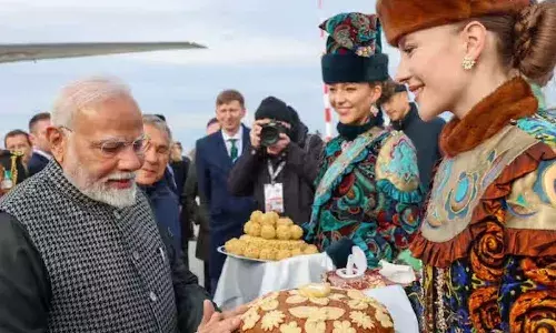 ब्रिक्स समिट में भाग लेने पहुंचे पीएम मोदी, स्वागत में रूसी महिलाओं ने पहना रशियन ड्रेस