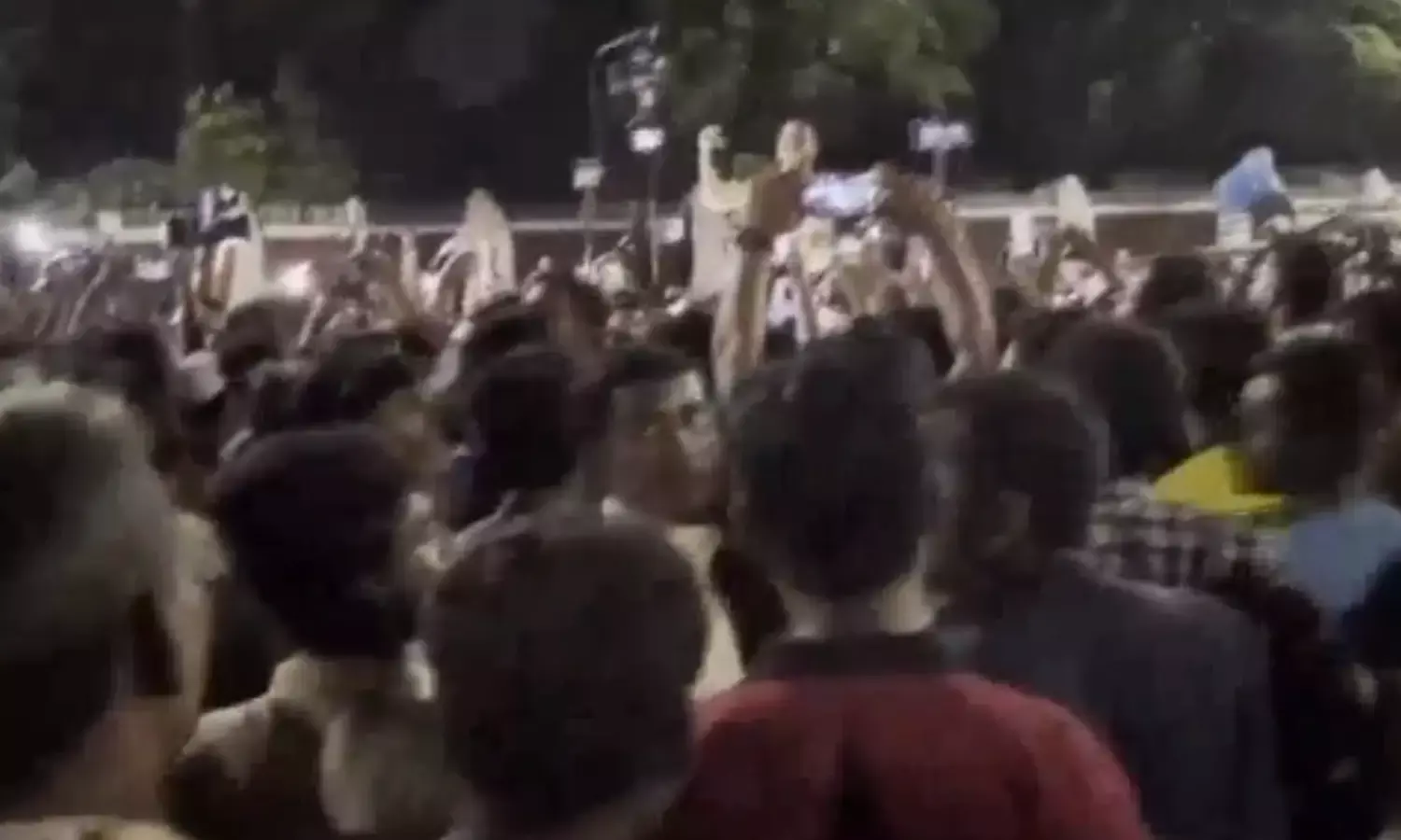 बांग्लादेश में राष्ट्रपति मोहम्मद शहाबुद्दीन के इस्तीफे की मांग, प्रदर्शनकारियों ने बंग भवन को घेरा