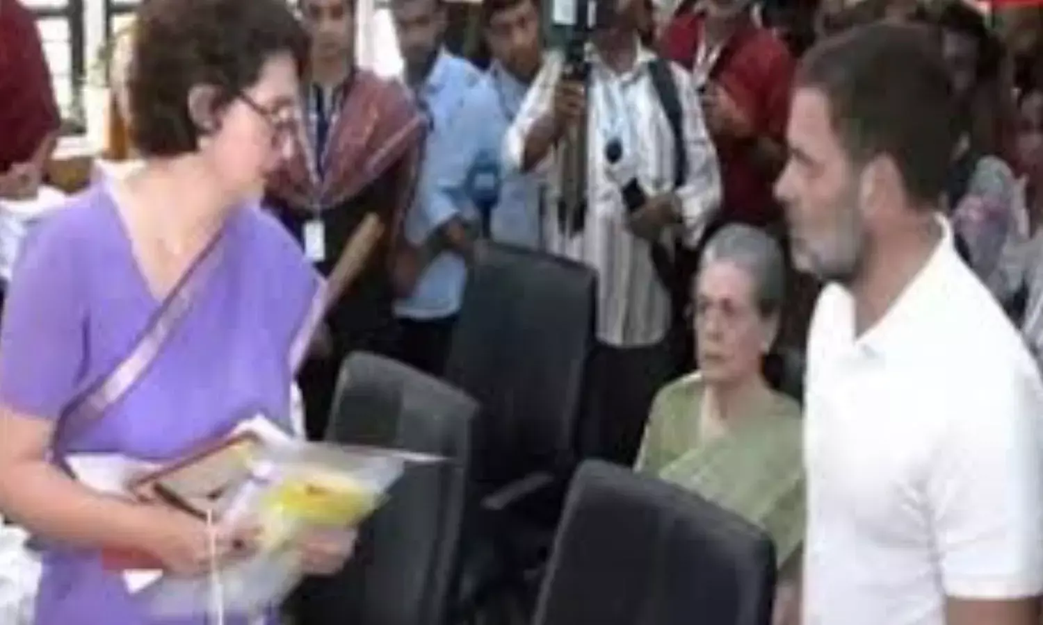 प्रियंका गांधी ने किया नमानांकन दाखिल, राहुल बोले वायनाड के होंगे दो सांसद