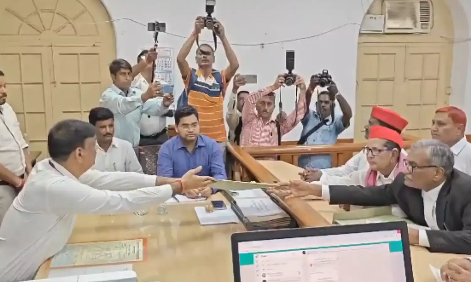 सियासी दलों में शह - मात का खेल, सपा नेता मुज्तबा सिद्दीकी के नामांकन के बाद अब कांग्रेस क्या करेगी