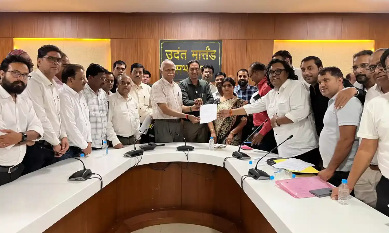 माखनलाल चतुर्वेदी विश्वविद्यालय एग्जाम फीस वृद्धि का विरोध, 300 संबद्ध संस्था संचालकों ने सौंपा ज्ञापन...