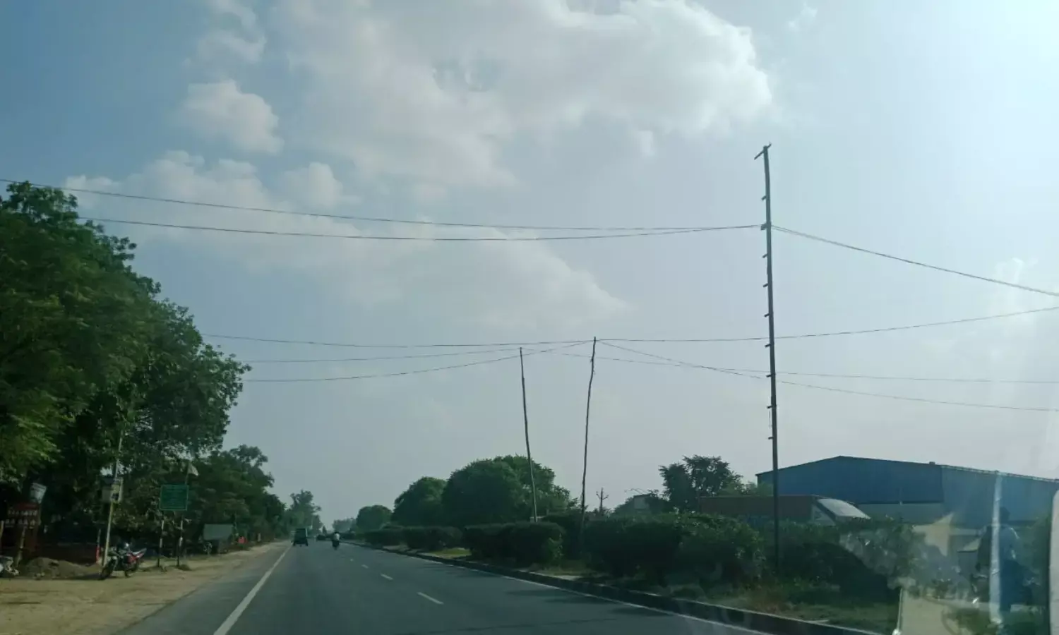 राष्ट्रीय राजमार्ग 24 पर नीचे लटक रहे बिजली के तार, बड़ी दुर्घटना की आशंका…