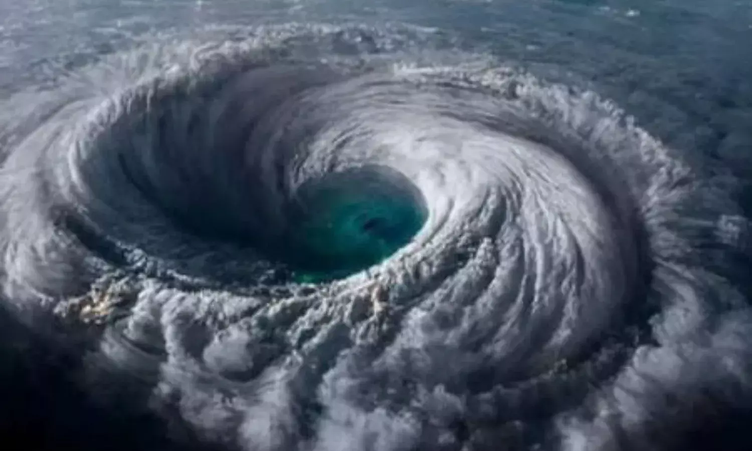 आज रात 120 किमी प्रति घंटे की रफ्तार से तबाही मचाएगा तूफान, कई फ्लाइट -ट्रेनें हुई कैंसिल