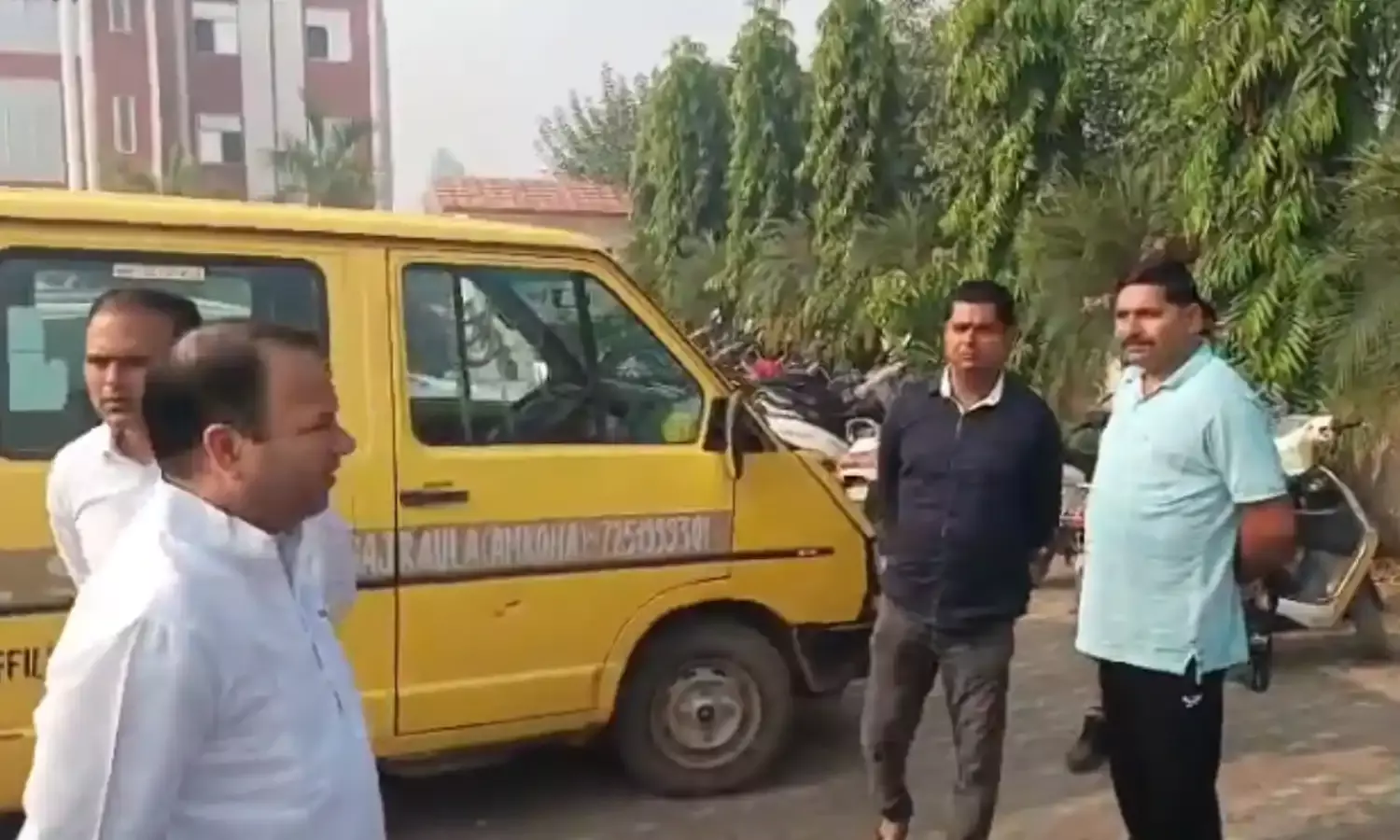 उत्तरप्रदेश के अमरोहा में स्कूल बस पर फायरिंग, 28 बच्चे थे सवार उत्तरप्रदेश के अमरोहा में स्कूल बस पर फायरिंग, 28 बच्चे थे सवार