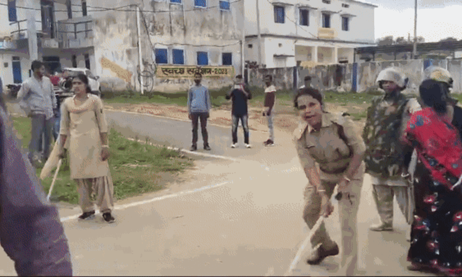 Balrampur Police Beaten Video