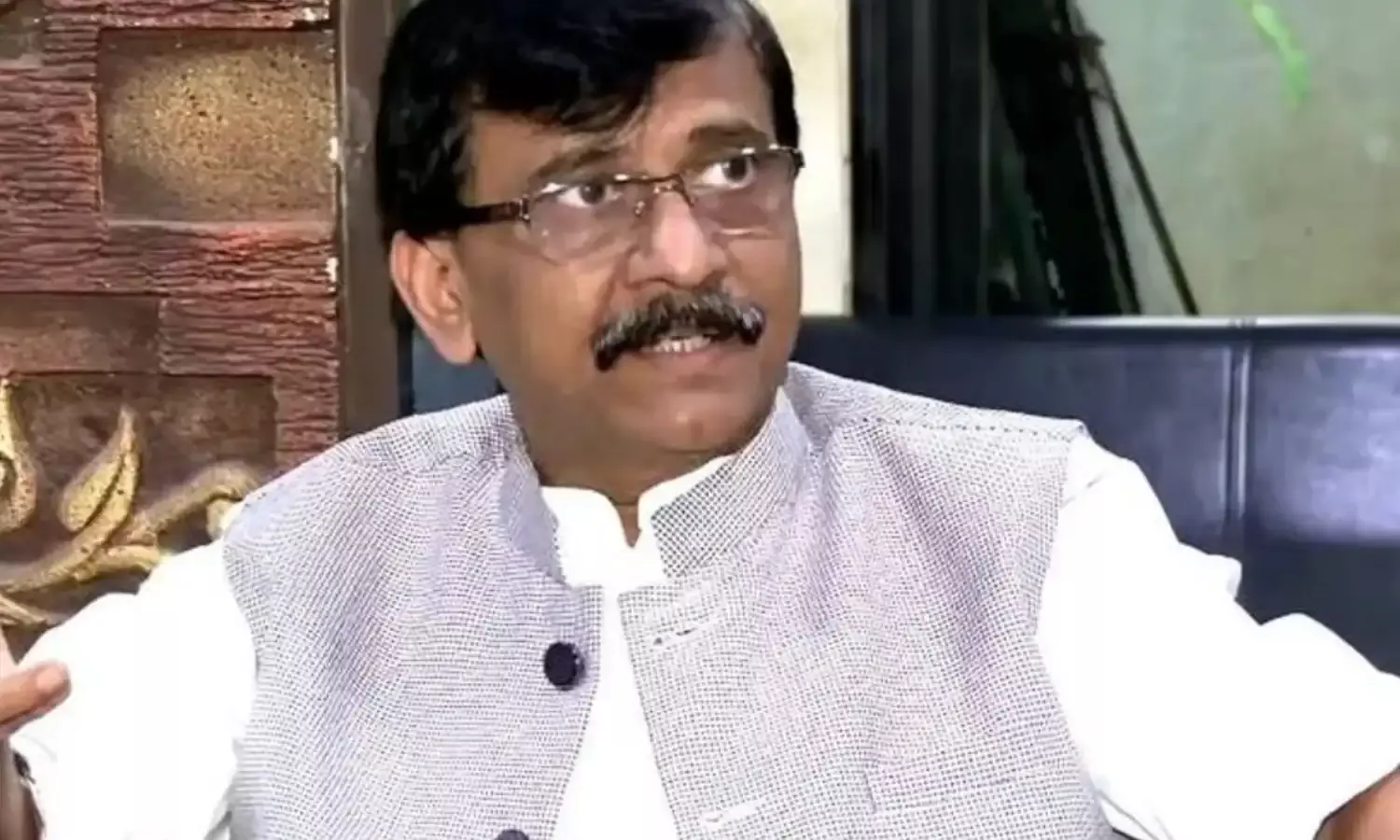 बांद्रा रेल हादसे को लेकर शिवसेना (UBT) नेता संजय राउत का बड़ा बयान, कही हवा में बस चलाने की बात, जानिए क्या है पूरा मामला