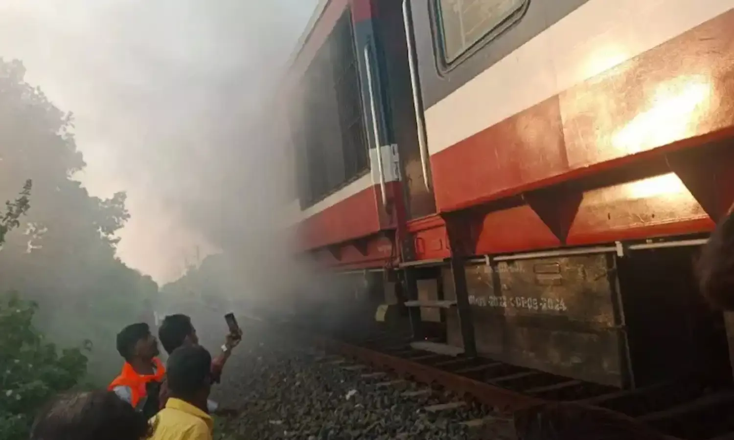 एमपी में बड़ा ट्रेन हादसा, इंजन में लगी आग, यात्रियों ने कूदकर बचाई जान