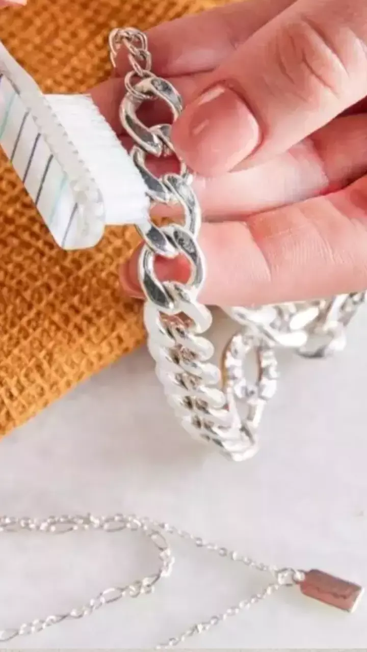 चांदी के गहने पड़ गए हैं काले, तो दिवाली के पहले ऐसे करें सफाई