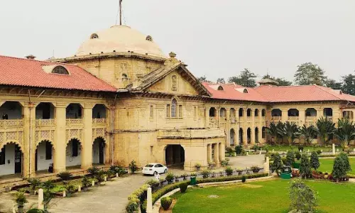 इलाहाबाद हाईकोर्ट की जिलाधिकारियों पर तल्ख़ टिप्पणी, कहा - पोस्ट ऑफिस की तरह काम न करें...