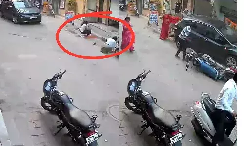 घर के बाहर रंगोली बना रहीं 2 लड़कियों को नाबालिग कार चालक ने कुचला… घर के बाहर रंगोली बना रहीं 2 लड़कियों को नाबालिग कार चालक ने कुचला…