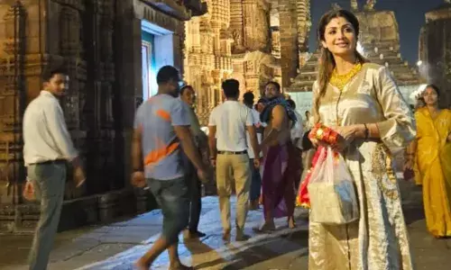 शिल्पा शेट्टी का मंदिर में फोटो लेने पर मचा बवाल, मंदिर प्रशासन अधिकारी को नोटिस जारी